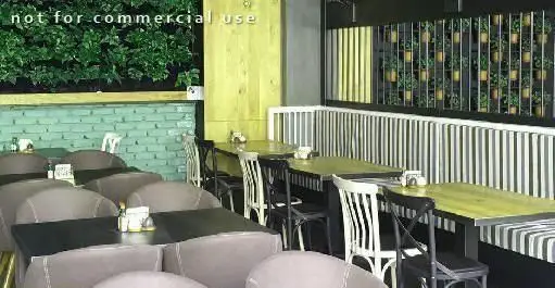 نمای داخلی رستوران ایتالیایی ETF با چیدمان شیک میز و صندلی، دیوارهای تزئین شده با گیاهان سبز و دکوری مدرن.