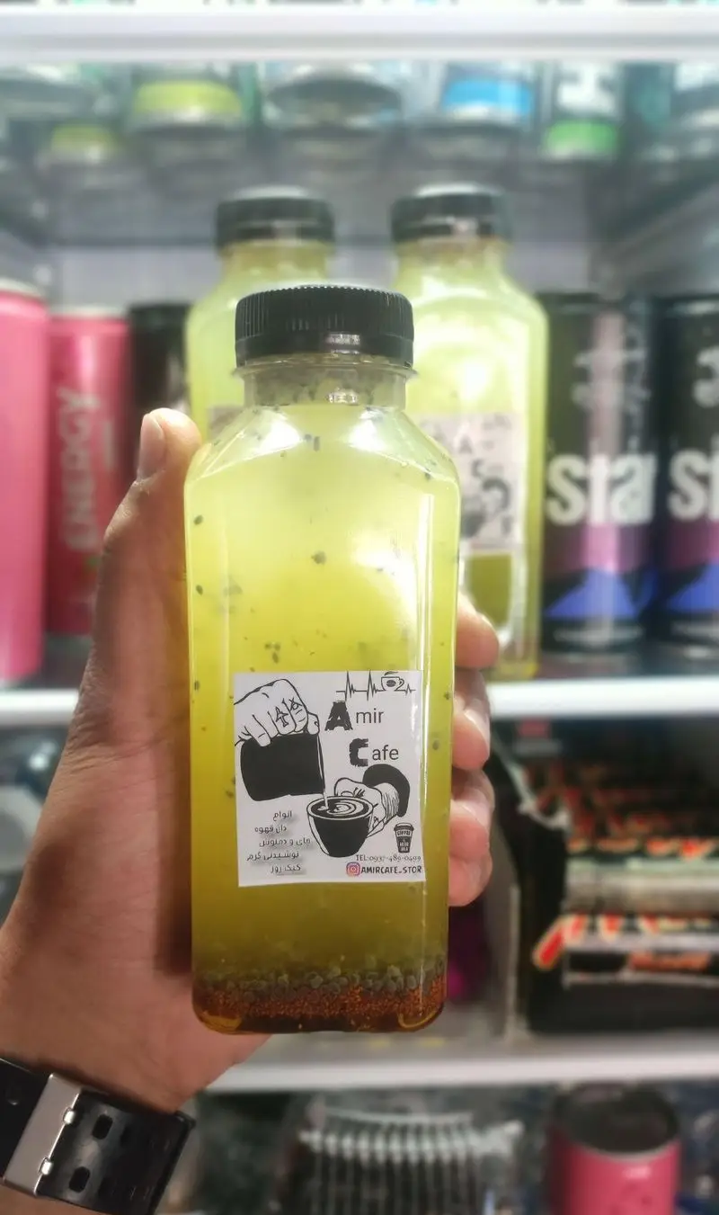 نوشیدنی خنک و تابستانی بذر ریحان امیر کافه، گزینه‌ای عالی برای رفع عطش و لذت از طعم‌های طبیعی و سالم در منوی کافه.