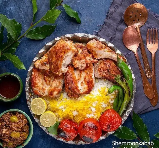 چلو جوجه کباب اصیل شمرون کباب: مرغ کبابی طلایی، برنج زعفرانی، گوجه و فلفل کبابی، لیمو و مخلفات. غذای ایرانی لذیذ.