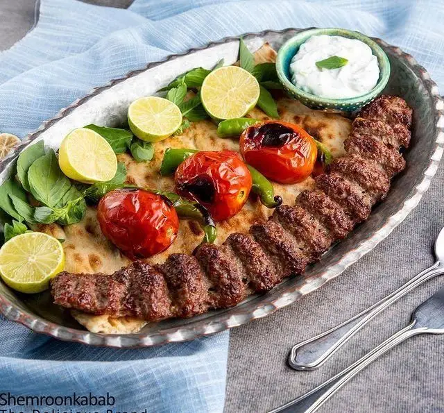 سینی کباب کوبیده اصیل شمرون کباب با گوجه و فلفل کبابی، نان داغ، سبزی تازه، لیمو و ماست. بهترین غذای ایرانی.