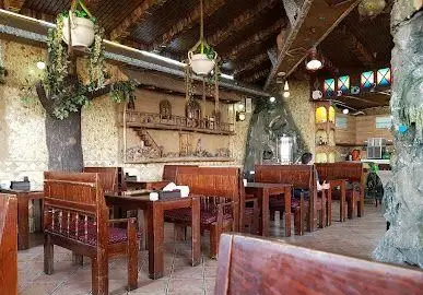 فضای داخلی سفره خانه سنتی باران، با دکوراسیون اصیل چوبی، میز و صندلی‌های سنتی، تزئینات دلنشین و سقفی از جنس چوب، محیطی دنج.