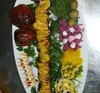 سفره خانه سنتی باران: نمایی دلپذیر از کباب سنتی ایرانی همراه با گوجه کبابی، برنج زعفرانی و مخلفات تازه و رنگارنگ.