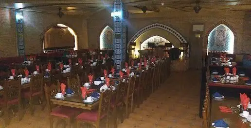 تصویری از فضای دلنشین و دکوراسیون سنتی رستوران سفره خانه سنتی باران با میزهای چیده شده برای پذیرایی از مهمانان در فضایی گرم و صمیمی.