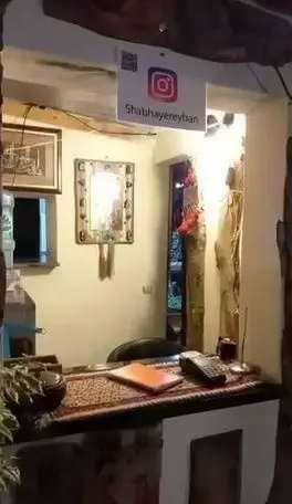 دکوراسیون داخلی و پیشخوان مجموعه ماهی سرا شب های ریحان، با تابلو اینستاگرام @Shabhayereyhan و نمایی از فضای دلپذیر.