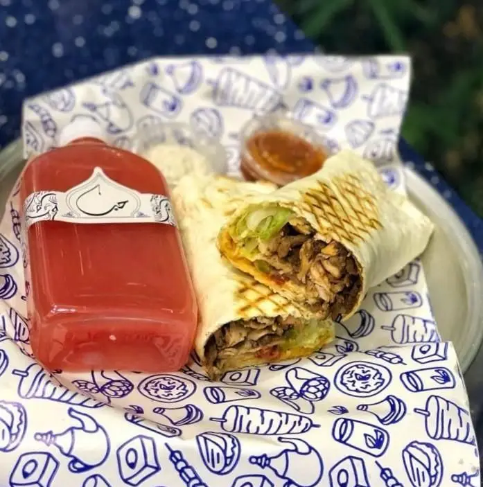 ساندویچ‌های شاورما مرغ گریل شده و نوشیدنی مخصوص برند حب، آماده سرو در فست فود حب، بهترین انتخاب برای غذای سریع و لذیذ.