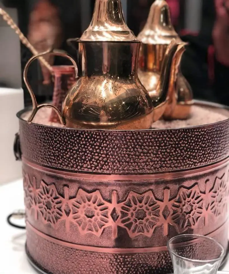 ست زیبای مسی سنتی برای تهیه چای یا قهوه اصیل روی بستر شن، ارائه‌ای خاص از فست فود حب برای تجربه‌ای دلنشین و متفاوت.