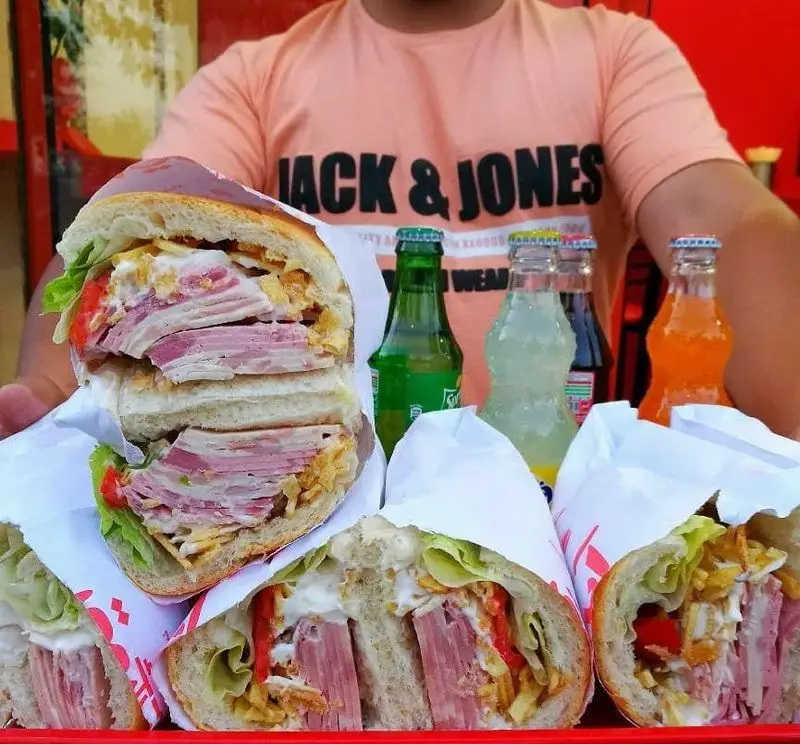 بمب ساندویچ‌های پرملات و هیجان‌انگیز فست فود پاندا با ژامبون، کاهو و سس مخصوص، همراه با نوشابه.