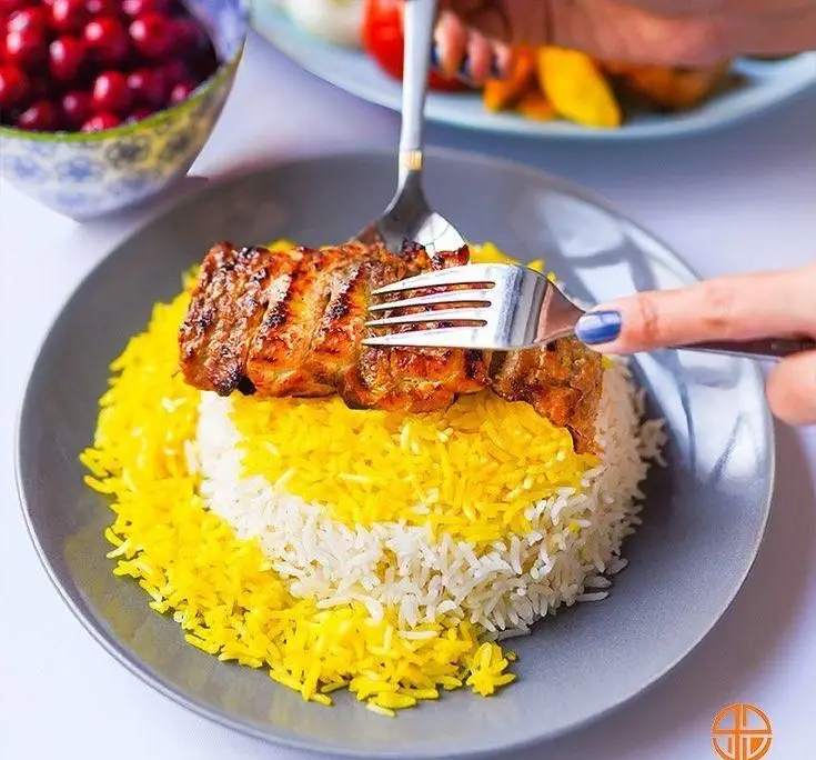 چلو کباب خوش طعم با برنج زعفرانی در رستوران جوان هنرور۱، ارائه دهنده لذیذترین غذاهای سنتی و اصیل ایرانی.