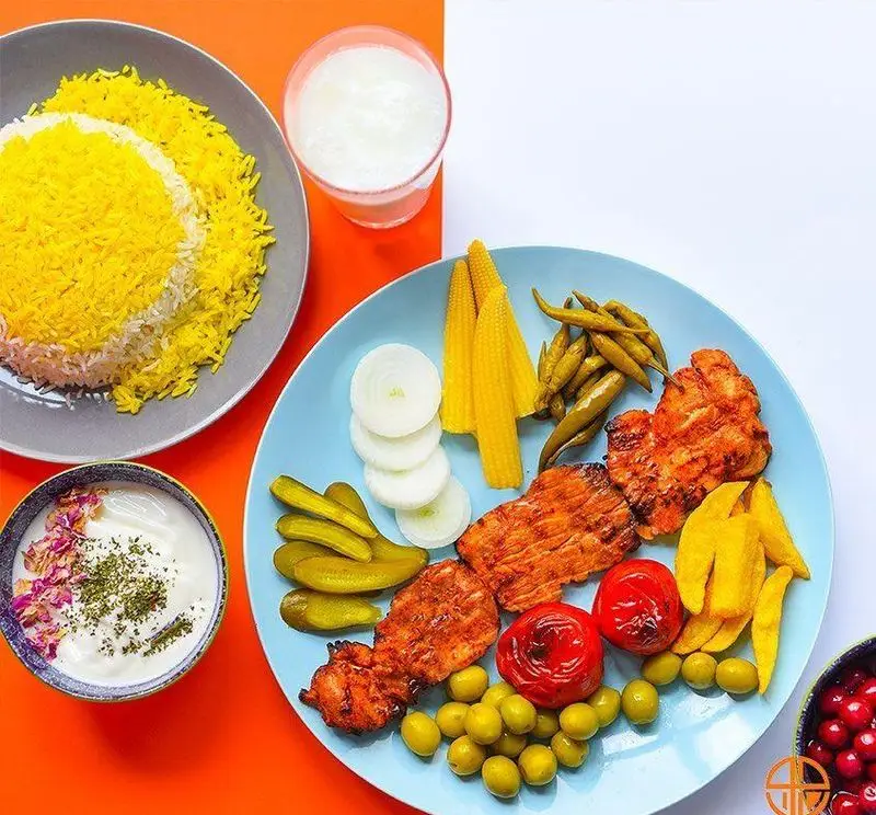 نمای نزدیک از چلو جوجه کباب، ماست، دوغ و مخلفات خوشمزه رستوران جوان هنرور ۱، غذای اصیل ایرانی