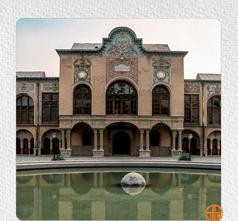 تصویر دلنشین بنای تاریخی رستوران جوان هنرور۱، منعکس در حوض آب، مکانی اصیل برای تجربه غذای ایرانی