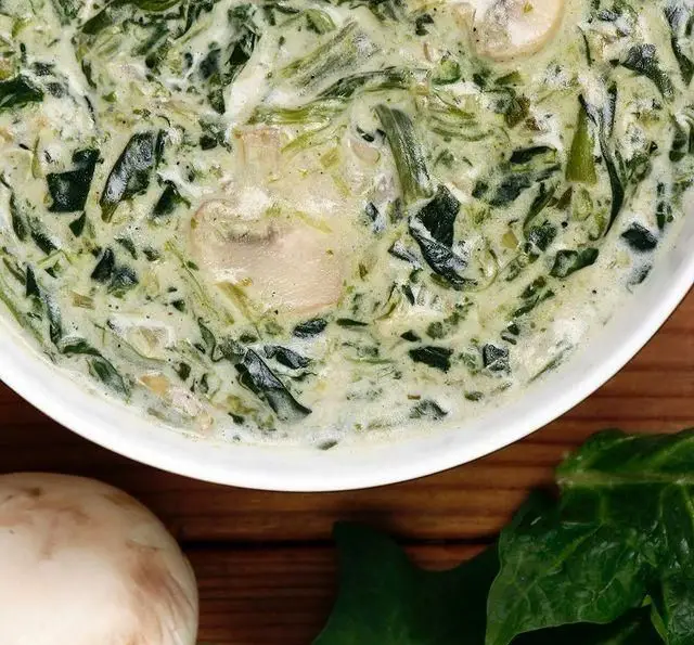 یک کاسه سوپ یا سس اسفناج و قارچ خامه‌ای و خوشمزه، انتخابی عالی برای پاستا چنگال با طعمی دلنشین و مقوی.