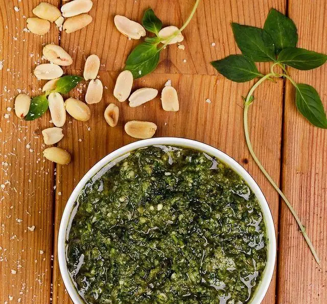 سس پستو خوشرنگ و تازه با بادام زمینی و ریحان معطر، گزینه‌ای عالی برای طعم‌دار کردن پاستاهای لذیذ چنگال.