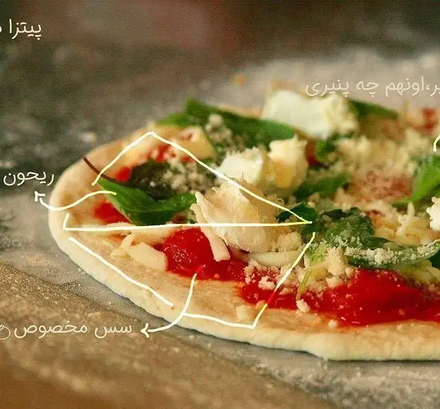 آماده‌سازی پیتزای حرفه‌ای با خمیر تازه، سس دست‌ساز، ریحان معطر و پنیرهای باکیفیت در پاستا چنگال، انتخابی عالی برای علاقه‌مندان به پیتزا.