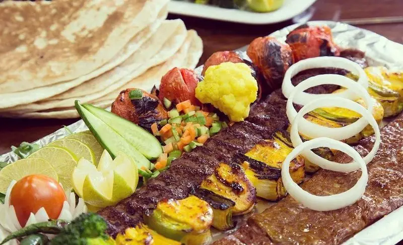 پذیرایی لذیذ باغچه رستوران سنتی صحرا با انواع کباب ایرانی، گوجه کبابی و نان داغ، تجربه‌ای بی‌نظیر برای دوستداران غذای سنتی.