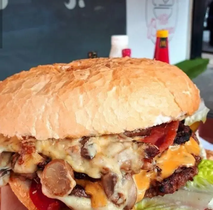 برگر بزرگ و لذیذ با قارچ و پنیر آب شده، انتخابی عالی برای دوستداران فست فود. تجربه‌ای فراموش‌نشدنی از طعم واقعی برگر.