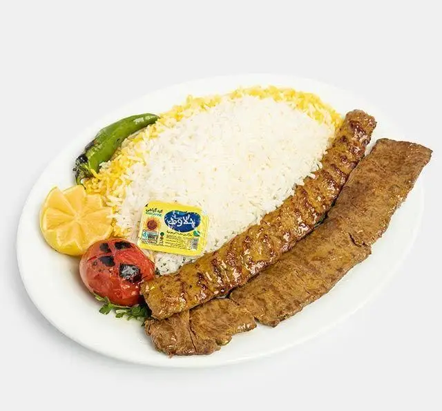 غذای اصیل ایرانی: چلوکباب کوبیده و برگ مخصوص رستوران سنتی آفاق، همراه با برنج زعفرانی، گوجه کبابی، فلفل و کره.