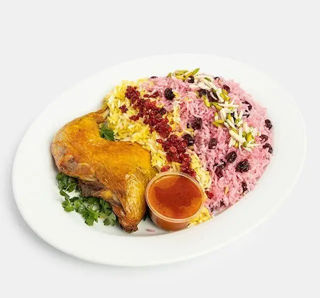 رستوران سنتی آفاق: چلو مرغ بریان با زرشک پلو زعفرانی و آلبالو پلو مجلسی تزیین شده با خلال پسته و بادام.