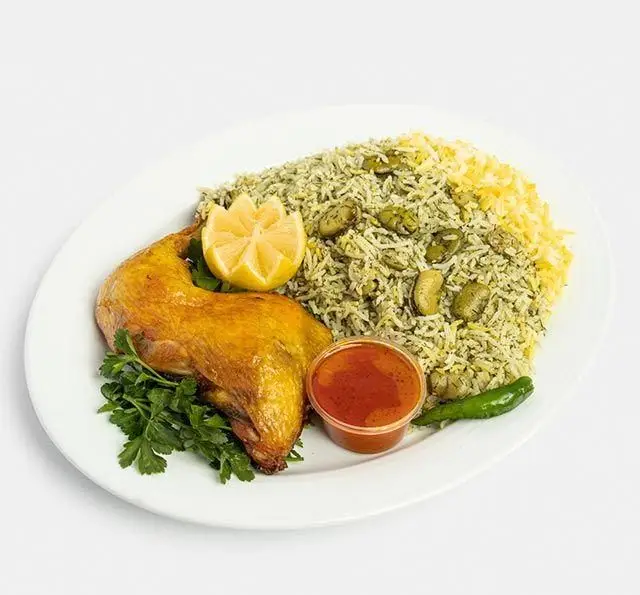 باقالی پلو با ران مرغ طلایی و خوشپخت رستوران سنتی آفاق، غذایی محبوب و کامل برای تجربه‌ای لذیذ از طعم اصیل ایرانی.