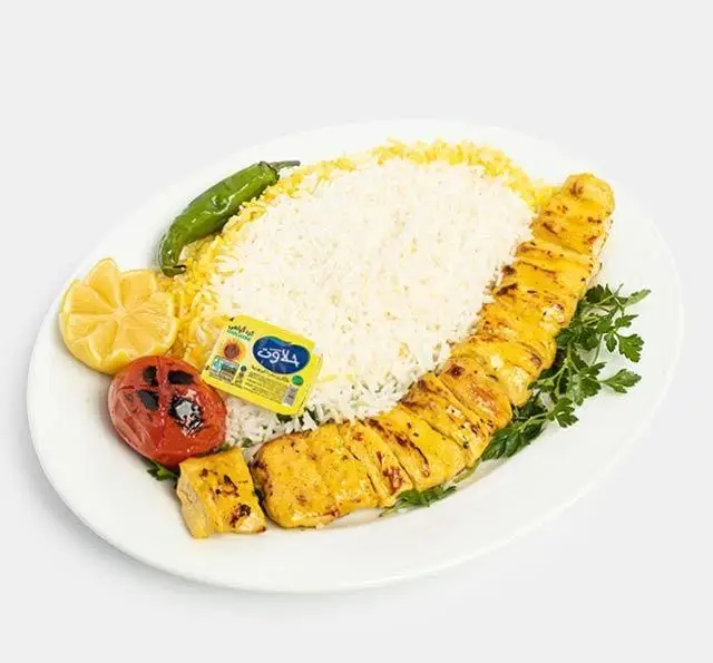 چلو جوجه کباب زعفرانی درجه یک با کره، گوجه، لیمو و فلفل کبابی، غذای سنتی لذیذ رستوران سنتی آفاق.