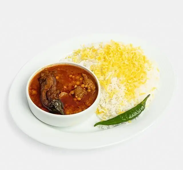 خورشت قیمه سنتی با گوشت و لپه، چلو برنج زعفرانی و فلفل سبز، غذایی لذیذ و اصیل ایرانی در رستوران سنتی آفاق