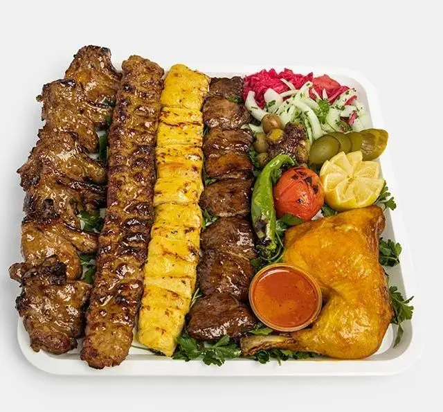 سینی کباب میکس مجلل رستوران سنتی آفاق شامل کوبیده، جوجه، چنجه، شیشلیک، مرغ بریان و مخلفات کامل.