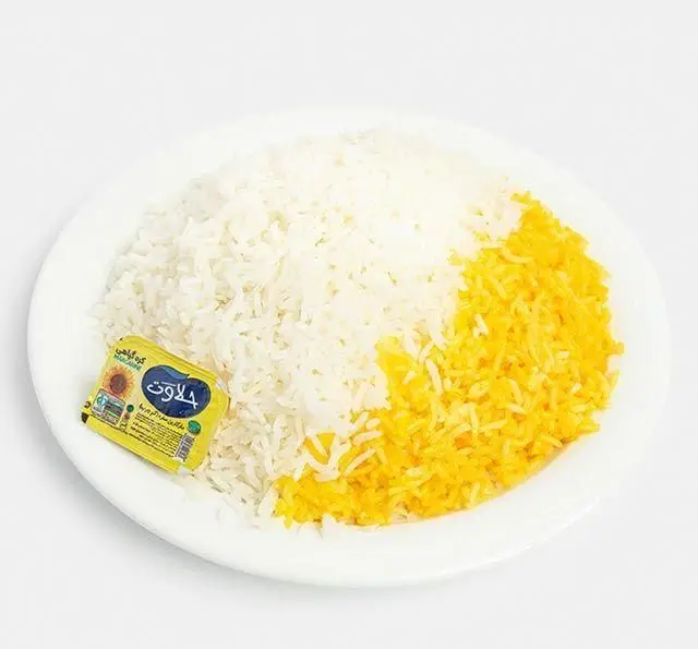 تصویری از یک بشقاب پلو سفید و برنج زعفرانی خوشرنگ با کره جلاوت، غذای محبوب و باکیفیت رستوران سنتی آفاق.