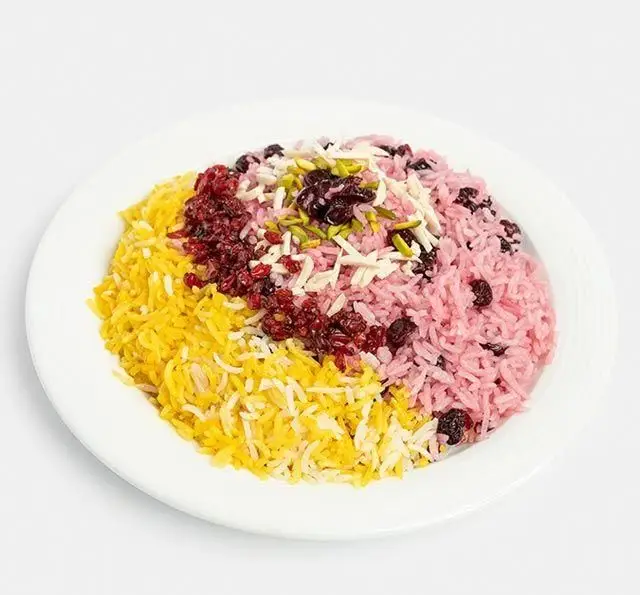 مرصع پلو سنتی رستوران آفاق: برنج زعفرانی، سفید و صورتی با تزیین خلال بادام، پسته، زرشک و کشمش، غذای اصیل ایرانی.