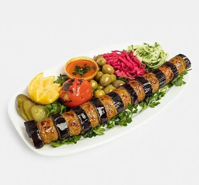 کباب دیگی بادمجان و گوشت، غذای اصیل و لذیذ رستوران سنتی آفاق، سرو شده با مخلفات تازه و خوش‌رنگ ایرانی.