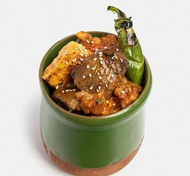 خوراک گوشت سنتی و خوشمزه رستوران آفاق با فلفل کبابی و کنجد، طعم اصیل غذای ایرانی در محیطی دلنشین.