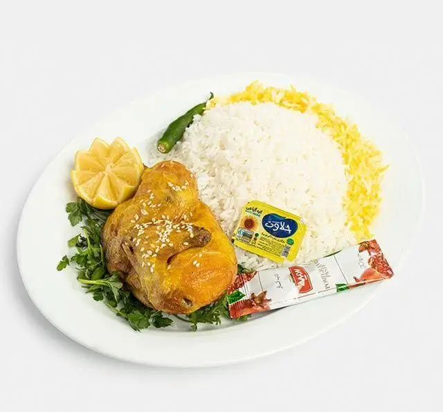 چلو مرغ کامل رستوران سنتی آفاق: برنج سفید و زعفرانی، مرغ طلایی، لیمو، سبزیجات معطر، کره و فلفل سبز. غذای اصیل ایرانی.