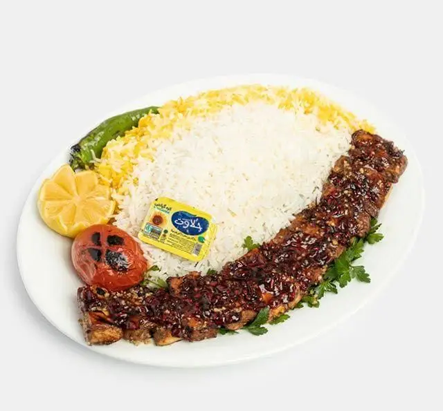 یک پرس کامل کباب ترش یا شیشلیک با پلو زعفرانی، کره، گوجه و فلفل کبابی، لیمو در رستوران سنتی آفاق