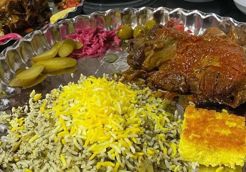 غذای ممتاز رستوران شب های تهران: ماهیچه یا گردن گوسفندی با سبزی پلو، پلو زعفرانی و ته دیگ لذیذ. اصیل ایرانی.