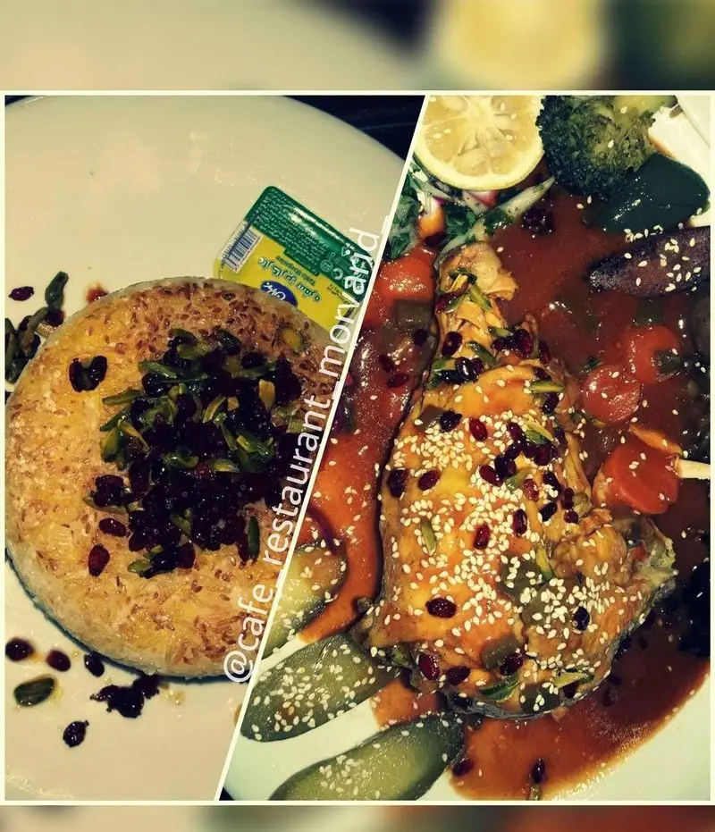 غذای ایرانی رستوران مروارید: برنج زعفرانی با زرشک، پسته و مرغ مجلسی با کنجد، سس مخصوص و دورچین متنوع.