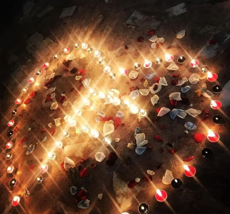 شمع‌آرایی رمانتیک و دلنشین به شکل قلب با گلبرگ در فضای رستوران مروارید برای شبی خاص و به یاد ماندنی.