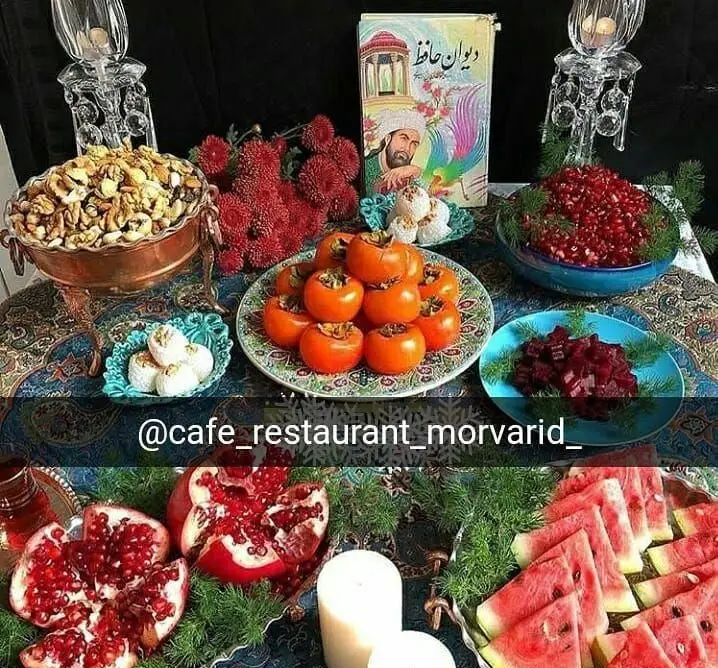 میز جشن شب یلدا در رستوران مروارید با انار، هندوانه، خرمالو، آجیل و دیوان حافظ. تجربه‌ای خاطره‌انگیز و دلنشین.