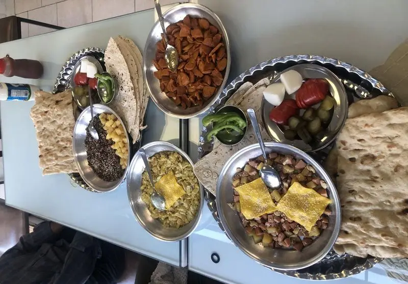 سفره رنگین صبحانه یا ناهار سنتی کیان لقمه با انواع خوراک‌های گرم، نان تازه، پنیر و ترشیجات، تجربه‌ای دلپذیر از غذای اصیل ایرانی.