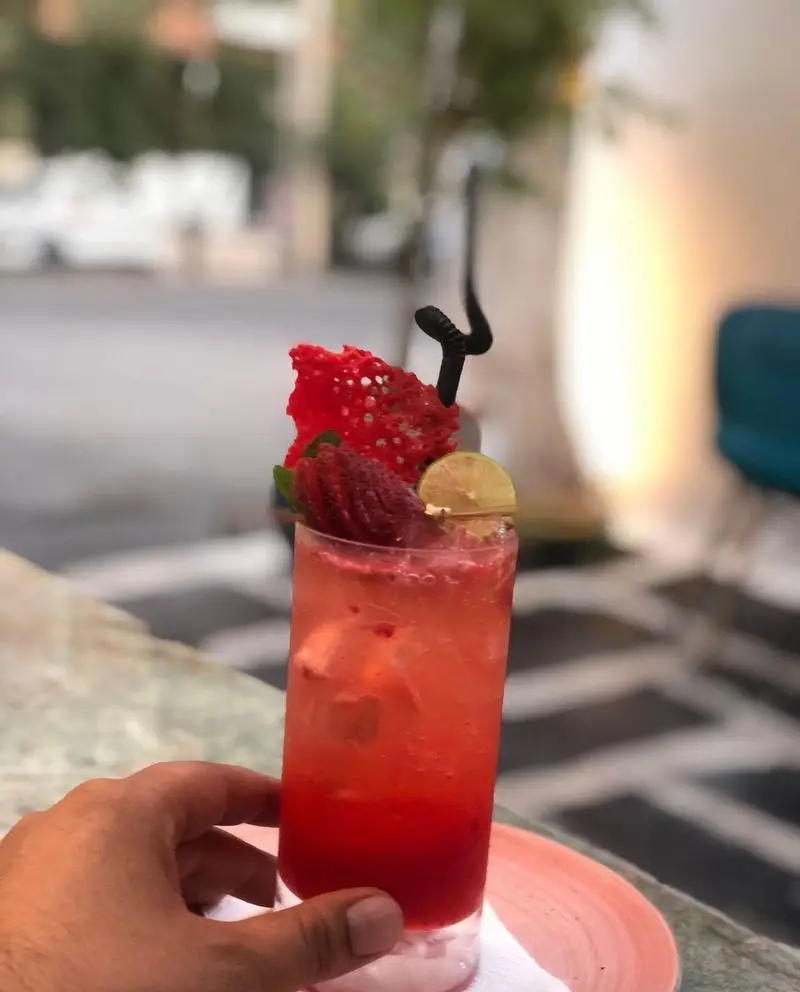 نوشیدنی خنک توت فرنگی در کافه رستوران حیات نو، ایده‌آل برای روزهای گرم تابستان. کوکتل یا موکتل تازه و خوشرنگ.