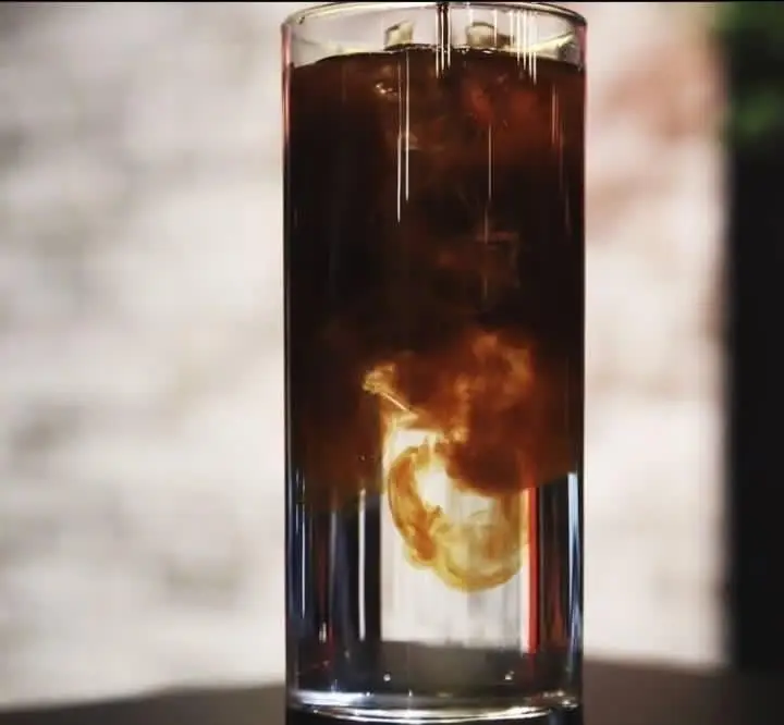 نوشیدنی خنک و دلپذیر قهوه در کافه رستوران حیات نو؛ طعم بی‌نظیر و لحظات آرامش‌بخش را تجربه کنید. انتخابی شیک برای شما.