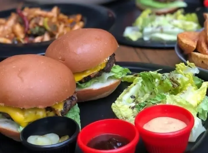 همبرگرهای خوشمزه و سالاد تازه در کافه رستوران حیات نو، انتخابی عالی برای تجربه غذایی لذیذ و منوی متنوع رستورانی.