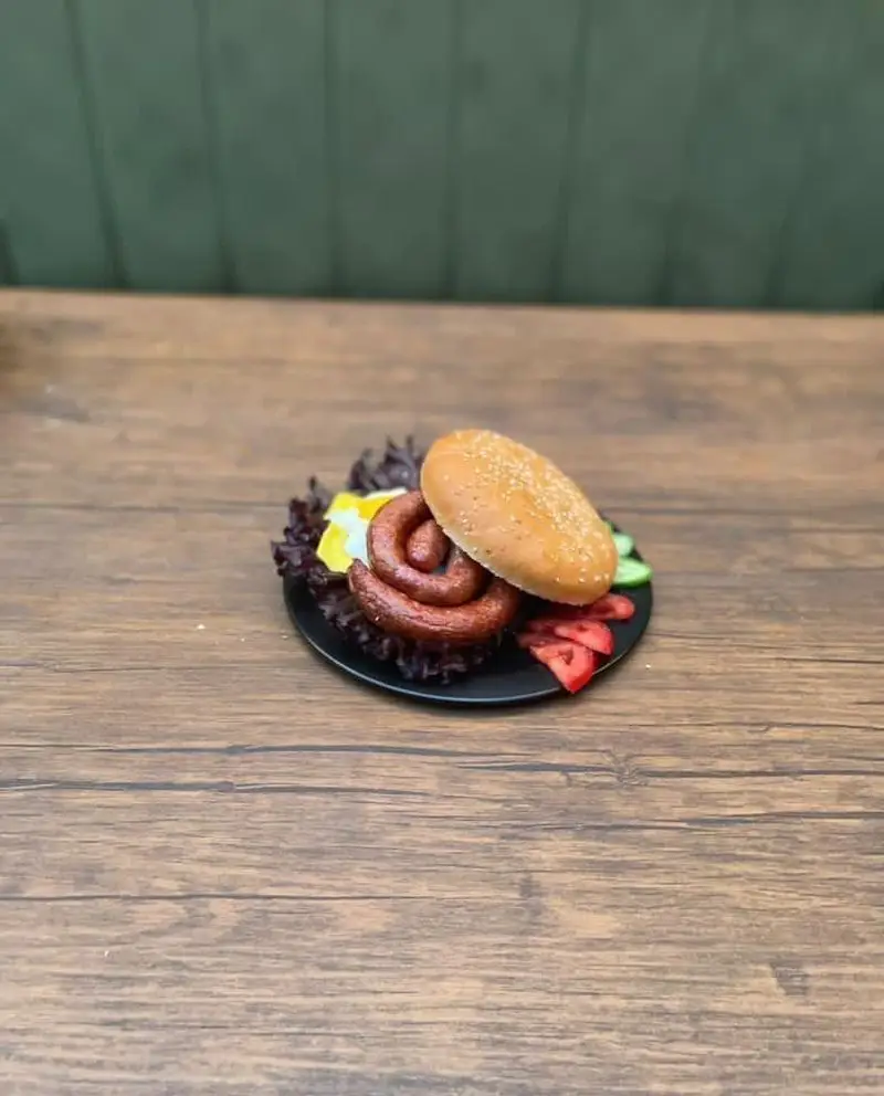 ساندویچ ویژه کافه رستوران حیات نو با سوسیس حلزونی، تخم مرغ عسلی، کاهو و گوجه فرنگی، بهترین انتخاب برای یک وعده خوشمزه.