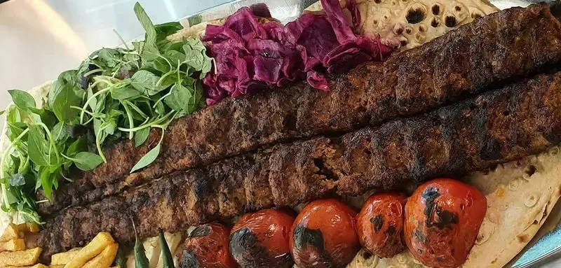 کباب کوبیده خوشمزه و تازه رستوران زیتون با سبزیجات معطر، گوجه کبابی و نان داغ، تجربه‌ای بی‌نظیر از غذای اصیل ایرانی.