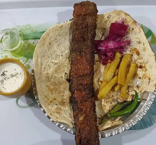 کباب کوبیده درجه یک رستوران زیتون، سرو شده با نان داغ، سیب‌زمینی سرخ‌کرده، ترشی کلم، فلفل سبز و ماست؛ غذای اصیل ایرانی.