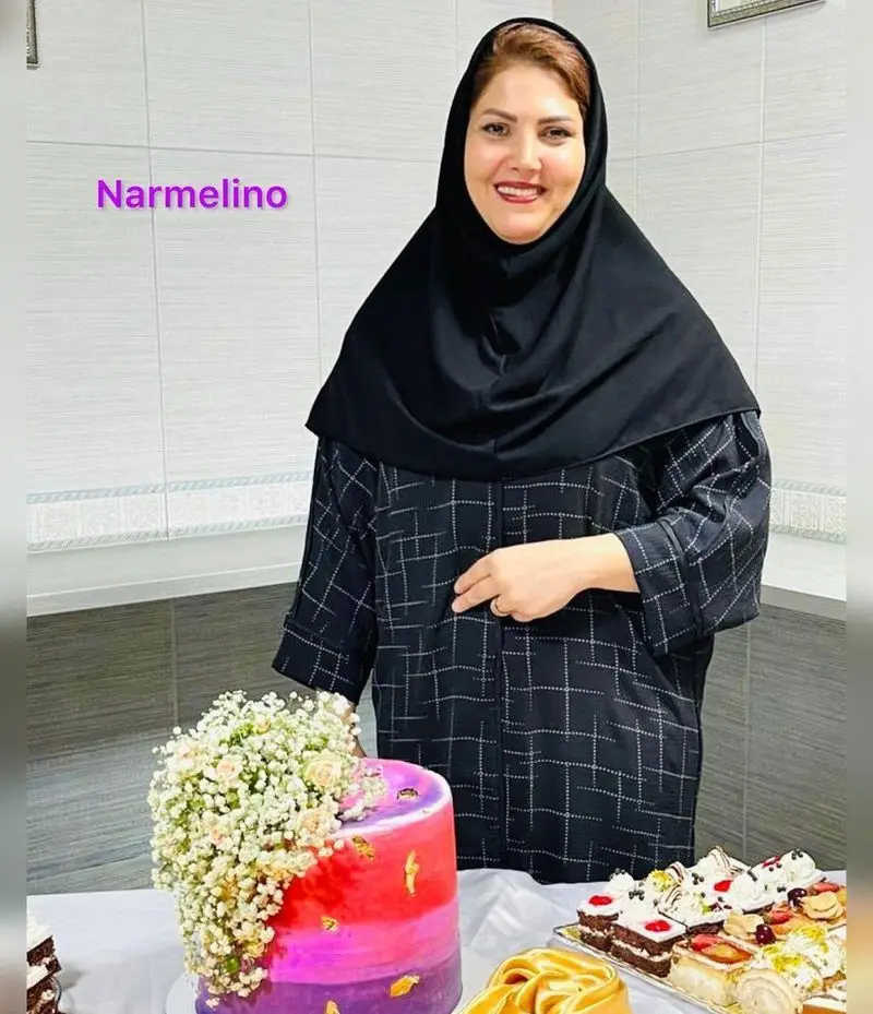 قنادی نارملینو: خانم قناد در کنار کیک سفارشی رنگارنگ و انواع شیرینی‌ و دسرهای لوکس. بهترین انتخاب برای جشن‌های خاص در تهران.