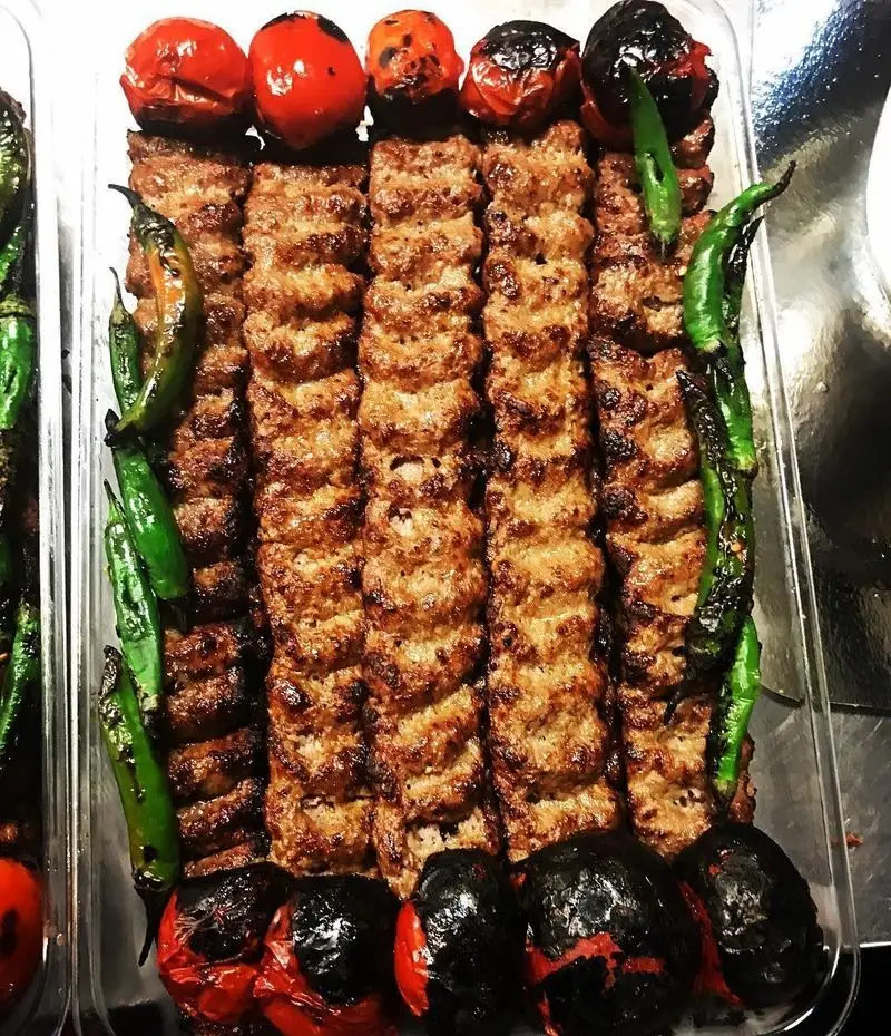 چلو کباب جوان: سینی کباب کوبیده اصیل ایرانی با گوجه فرنگی کبابی خوش طعم و فلفل سبز تند، یک غذای کامل و دلپذیر برای مشتریان.