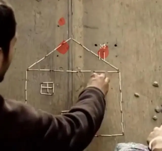 لحظاتی شاد و سرگرم‌کننده با بازی فکری ساخت خانه با چوب کبریت در کافه رستوران لوکال ولنجک، فضایی دنج برای دورهمی.