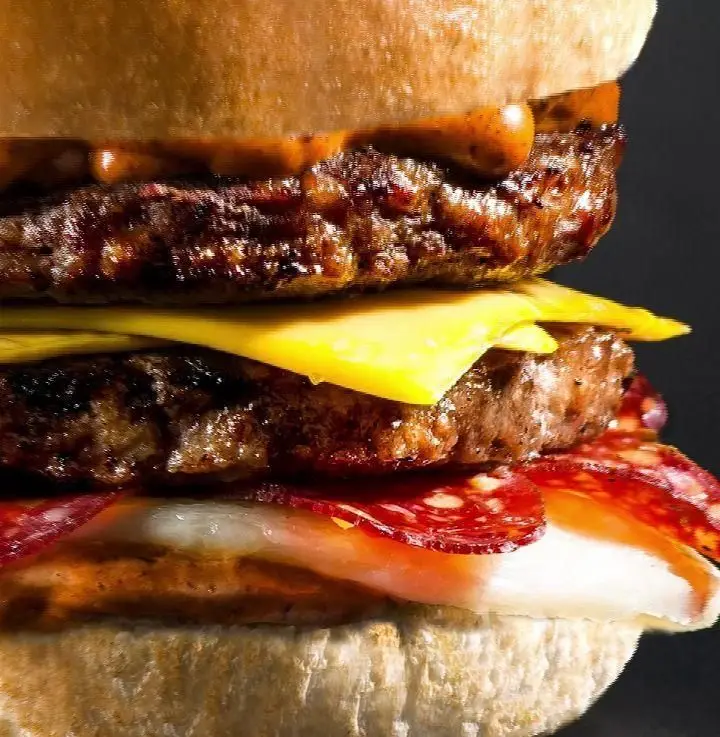 برگر دوبل لذیذ و خاص 1358 با پنیر، سالامی و سس مخصوص در بلوار اباذر. تجربه‌ای فراموش‌نشدنی از طعم واقعی.