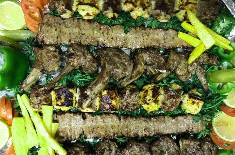انواع کباب ایرانی رستوران نمونه تهران؛ کوبیده، جوجه کباب و شیشلیک با مخلفات لذیذ. بهترین غذای اصیل ایرانی.