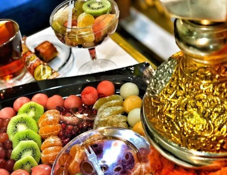 تنوع میوه‌های تازه مانند کیوی، پرتقال، هندوانه و انگور در سینی میوه خوری کافه مارون. همراه با چای گرم، دسر میوه و قلیان. تجربه‌ای دلنشین و خوشمزه.