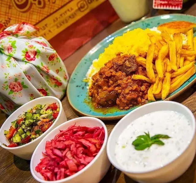 غذای اصیل ایرانی از کترینگ اسوه: خورشت قیمه با برنج زعفرانی، سیب‌زمینی، سالاد شیرازی و ماست و خیار. طعم بی‌نظیر.