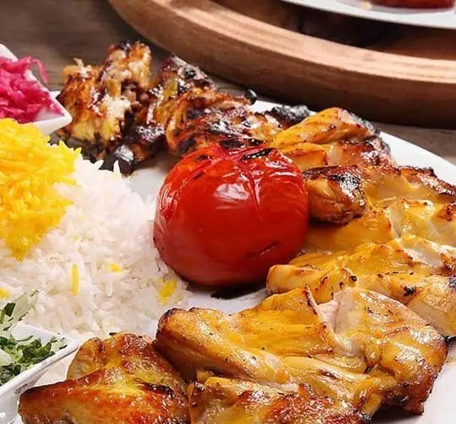 جوجه کباب لذیذ و چلو زعفرانی کترینگ اسوه با گوجه کبابی، انتخابی عالی برای سفارش غذا و مراسمات شما.